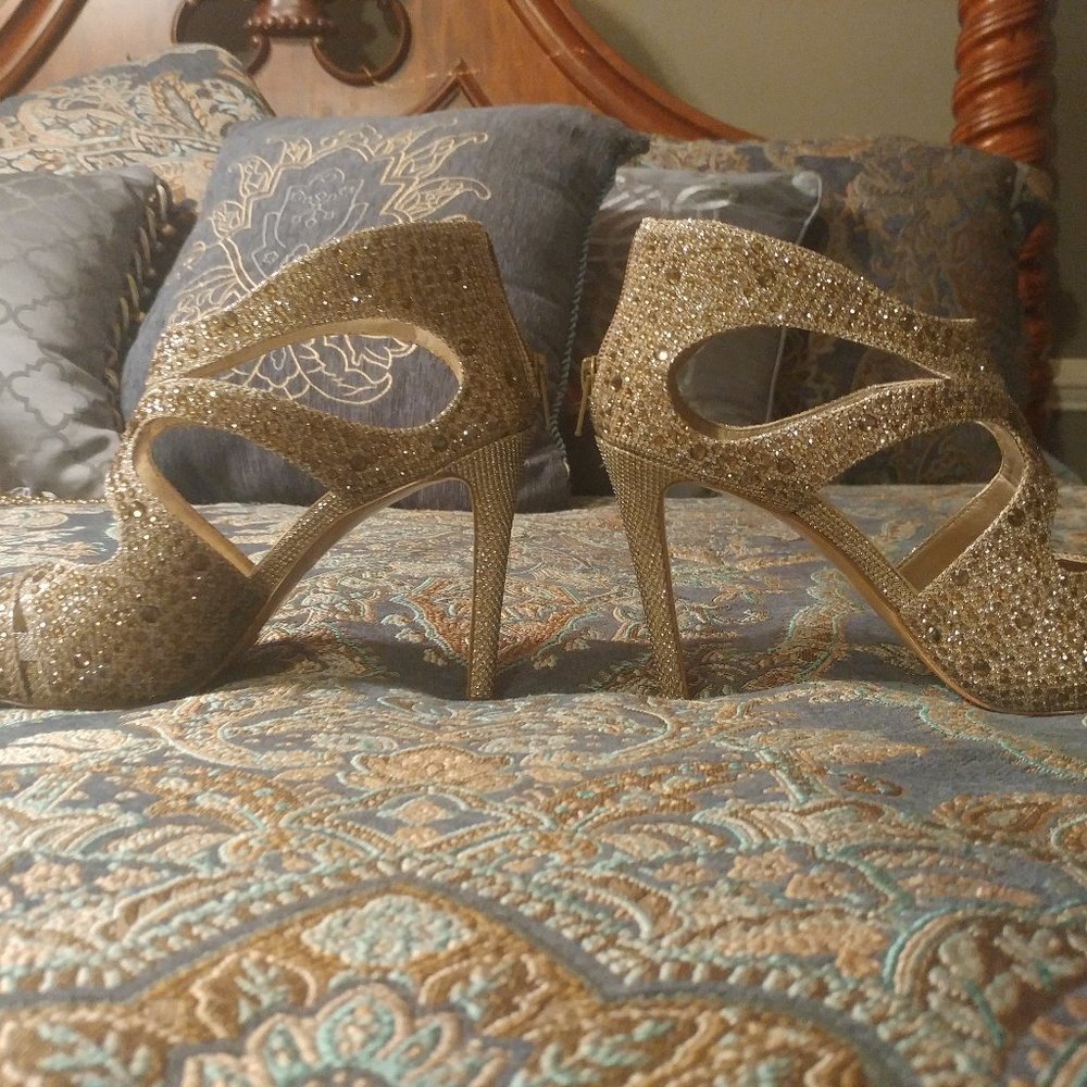 Gianni Bini, size 7M, beautiful true golden beaded, back zip heels. Excellent. - Picture 6 of 11